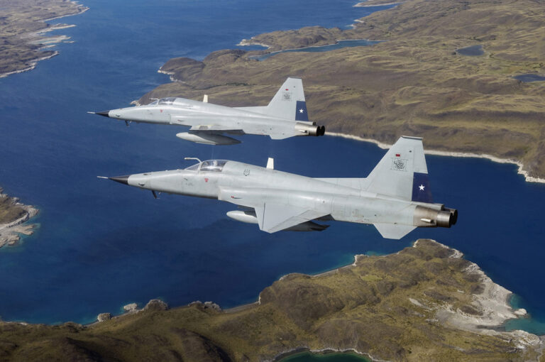 Cómo son los aviones F-5 que Chile desplegó en la Patagonia tras detectar un tránsito aéreo irregular