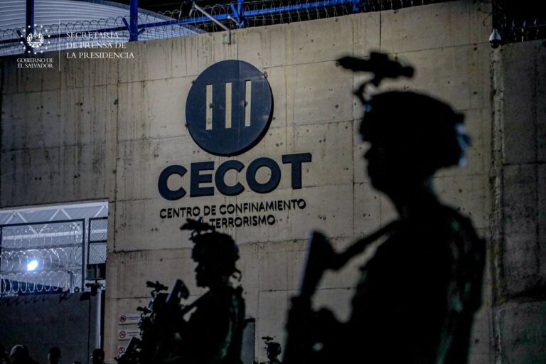 CECOT: ¿cómo es la mega cárcel de Bukele elogiada por el fundador de Blackwater, Erik Prince?