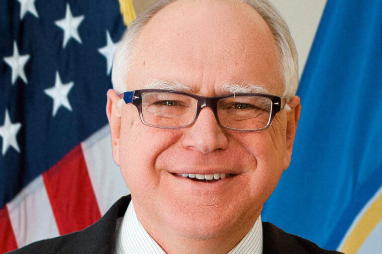 Quién es Tim Walz y por qué Kamala Harris lo eligió para que sea su compañero de fórmula
