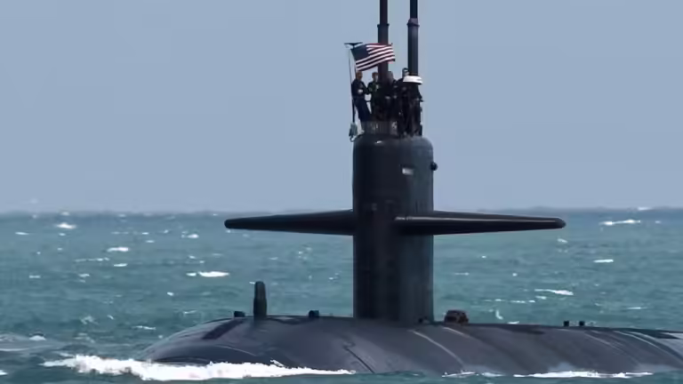 Cómo se comunican los submarinos y de qué forma llevan adelante operaciones militares bajo el agua
