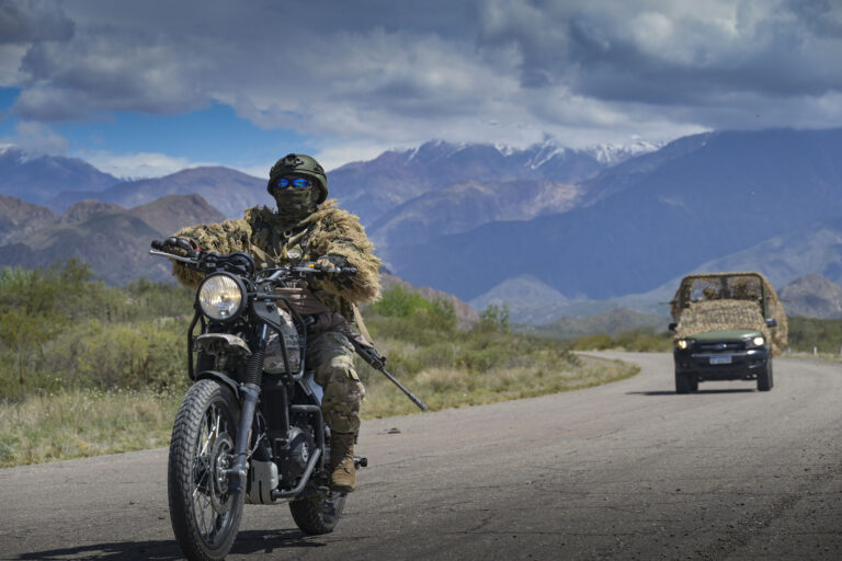 Así son las modernas motos y camionetas tácticas que utiliza el Ejército Argentino en los Andes
