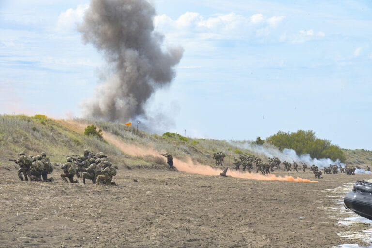 DEF entre tropas especiales, aviones, tanques y buques de guerra en un impactante ejercicio militar