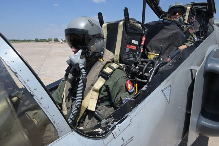 Fuerza Aérea Argentina: ¿por qué los pilotos de caza usan pañuelos, parches e indicativos de vuelo?