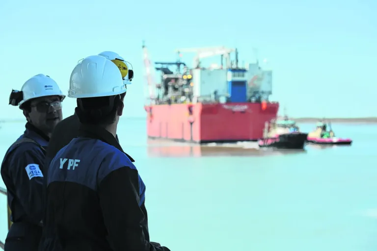 YPF conformó una nueva empresa para el proyecto de GNL y busca socios