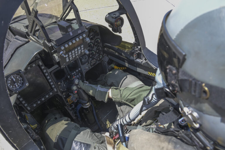 Pilotos de caza argentinos: cuáles son los elementos que componen sus uniformes
