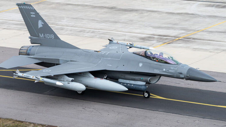 F-16 en números: 300 millones de dólares, 25 aviones y una importante inversión en infraestructura