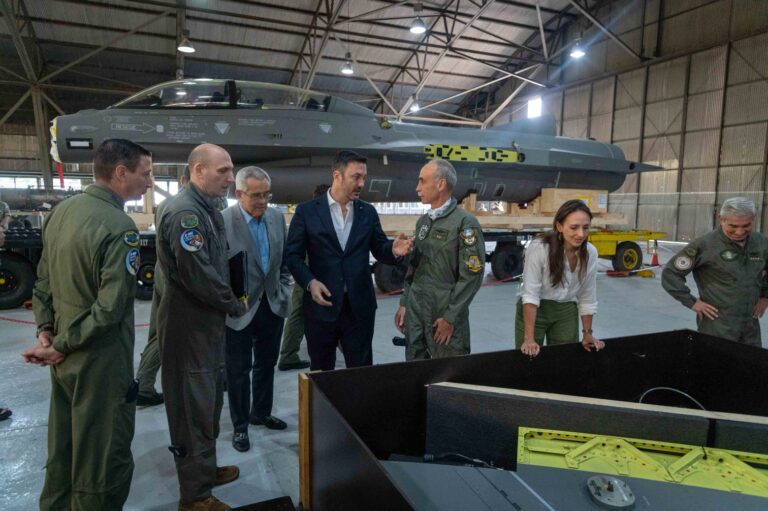 Petri con el primer F-16 que llegó a Argentina: “Son aviones que tardan 12 minutos en llegar desde Tandil a Buenos Aires”