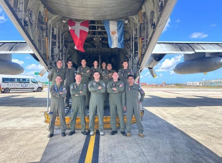F-16 en camino: un Hércules C-130 trae la aeronave de entrenamiento