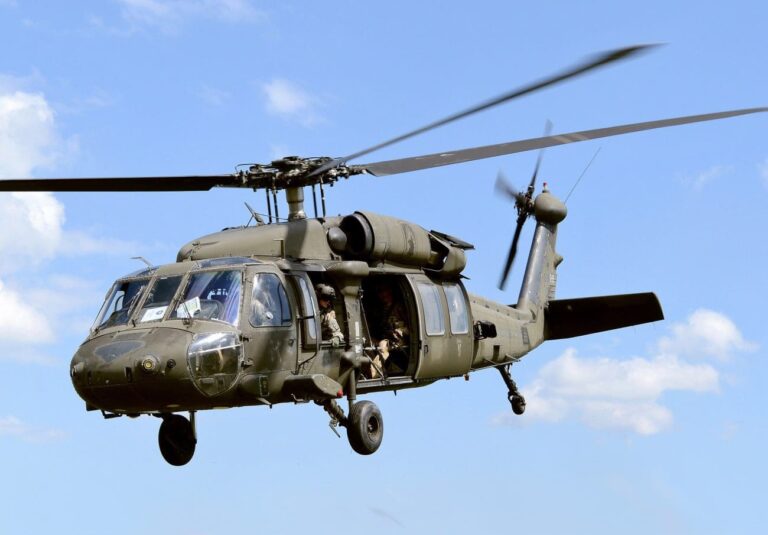Cómo era el helicóptero militar Black Hawk que colisionó con un avión comercial en Washington