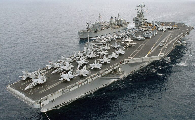 Cómo es el USS Harry S. Truman, el portaaviones atacado por los hutíes en el mar Rojo