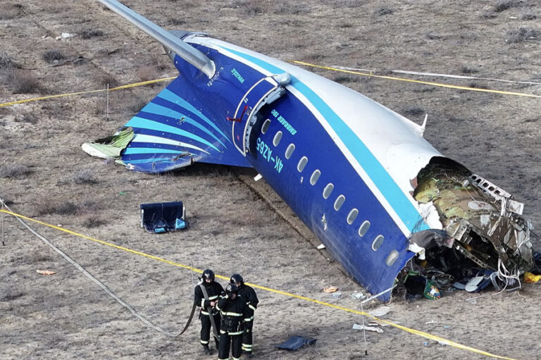 Rusia: por qué el avión estrellado en Kazajistán suma problemas para Putin