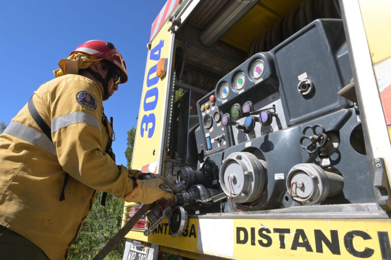 Incendios forestales: bomberos y brigadistas, dos roles clave contra el fuego en la Patagonia