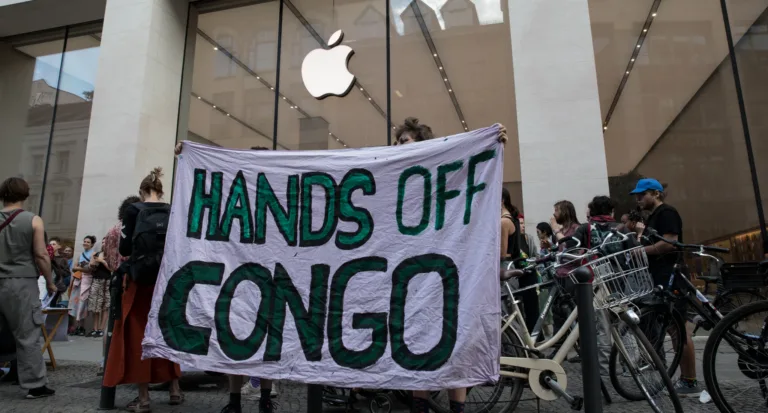“Minerales de sangre”: la denuncia contra Apple y el conflicto que desestabiliza la República Democrática del Congo
