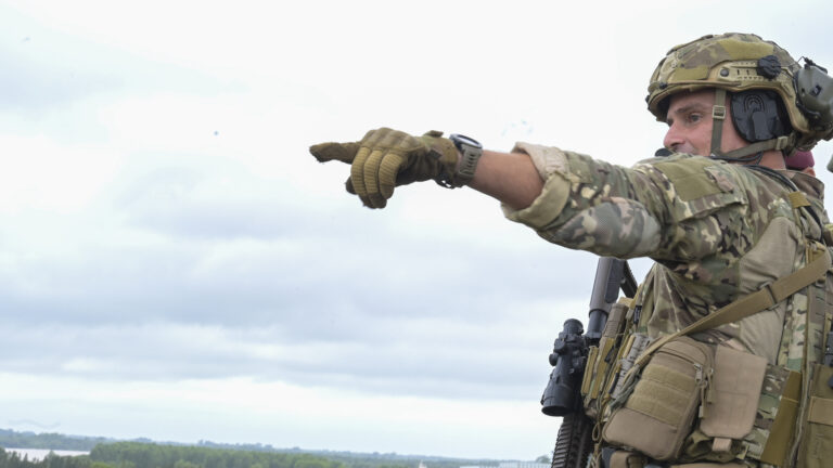 Fuerzas Armadas: ¿cómo es el programa de beneficios “Familia militar” que anunció Manuel Adorni?