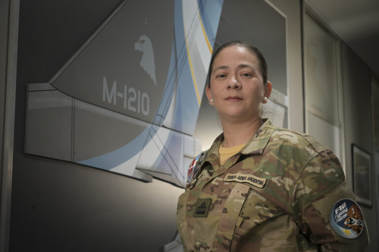 La mujer que trajo el F-16: hija de un veterano de Malvinas, quiso ser militar y cumplió su sueño en la Fuerza Aérea