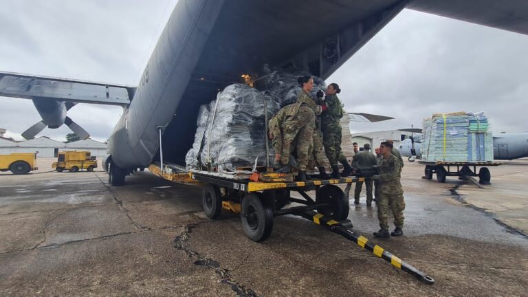 Inundaciones en Bahía Blanca: aviones Hércules C-130 de la Fuerza Aérea llevan ayuda a los damnificados