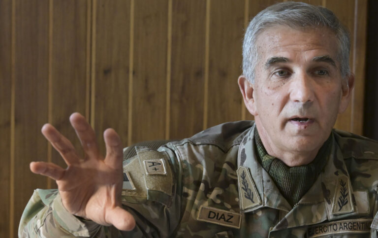 DEF con el Comandante de la Zona de Emergencia de Bahía Blanca: “Hubo muchos actos heroicos” 