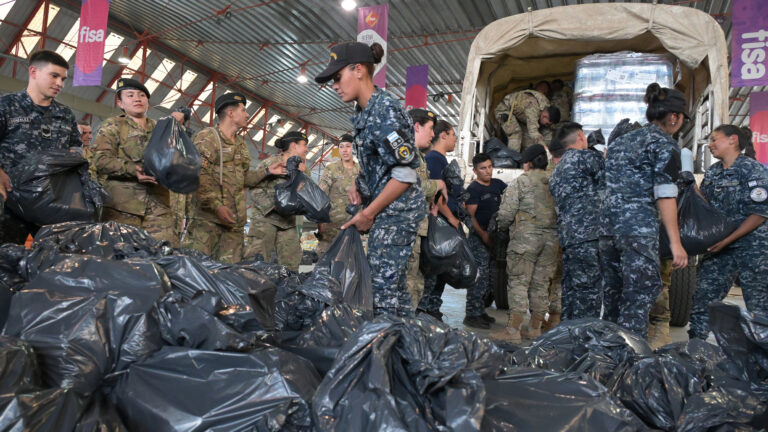 Donaciones para Bahía Blanca: el Ejército y la Armada trabajan codo a codo en la distribución de víveres