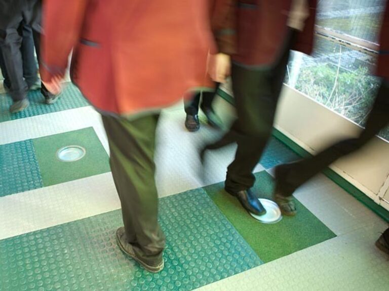 Cómo generan energía en Japón con las pisadas de las personas