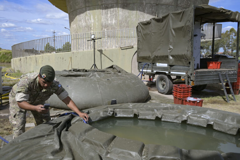 Un avión Hércules, una planta potabilizadora y una misión: llevar agua potable a Bahía Blanca