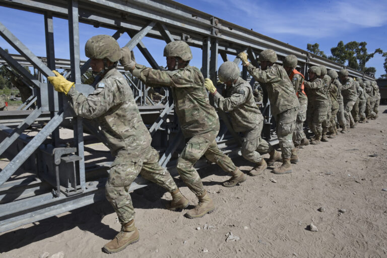 Bahía Blanca: el detrás de escena del armado del segundo puente Mabey por parte del Ejército Argentino