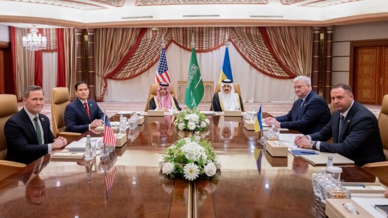 Ucrania y Estados Unidos se reúnen en Arabia Saudita para evaluar una negociación de paz con Rusia