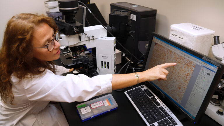 Científicos argentinos desarrollan vacuna que revoluciona el tratamiento del cáncer de piel