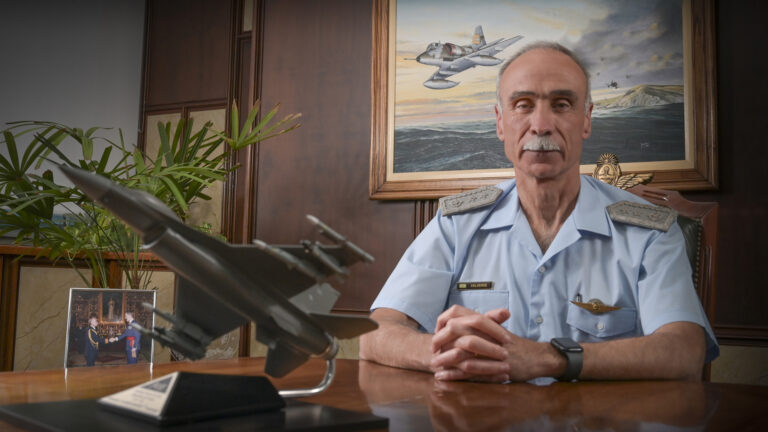 A un año de la compra del F-16, entrevista exclusiva con el jefe de la Fuerza Aérea