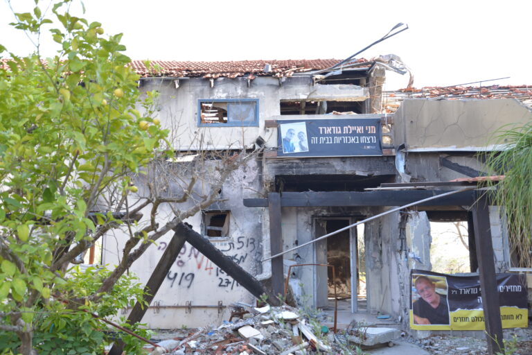 DEF en Israel: una recorrida por el kibbutz Be’eri, uno de los epicentros del horror de Hamás