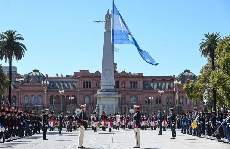Relevo de guardia en Plaza de Mayo:  detalles del evento mensual que reúne al Ejército, la Armada y la Fuerza Aérea 