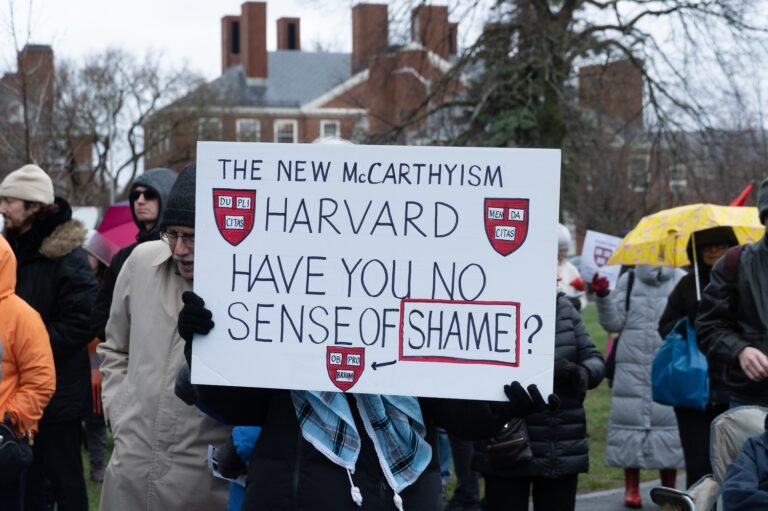 Tras desafiar a Trump, Harvard pierde acceso a una suma millonaria en fondos federales