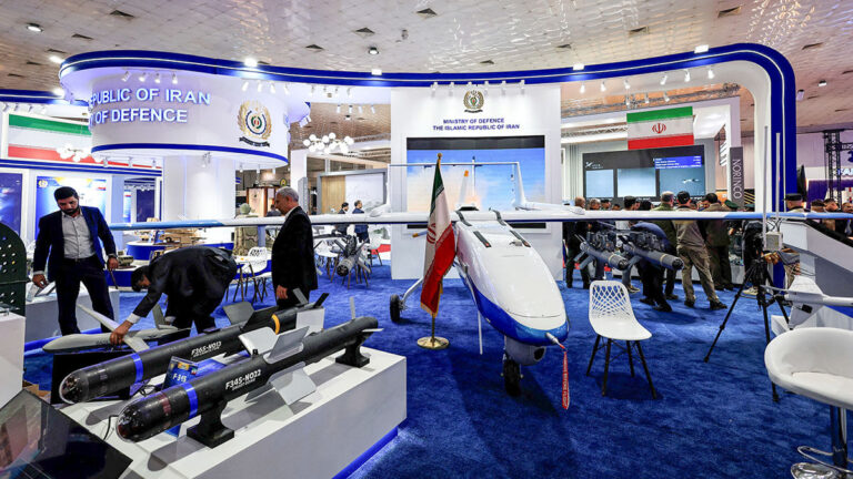 Irán muestra su arsenal militar en medio de las amenazas de Estados Unidos