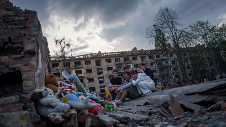 Rusia anuncia un alto el fuego unilateral para el Día de la Victoria y Ucrania desconfía