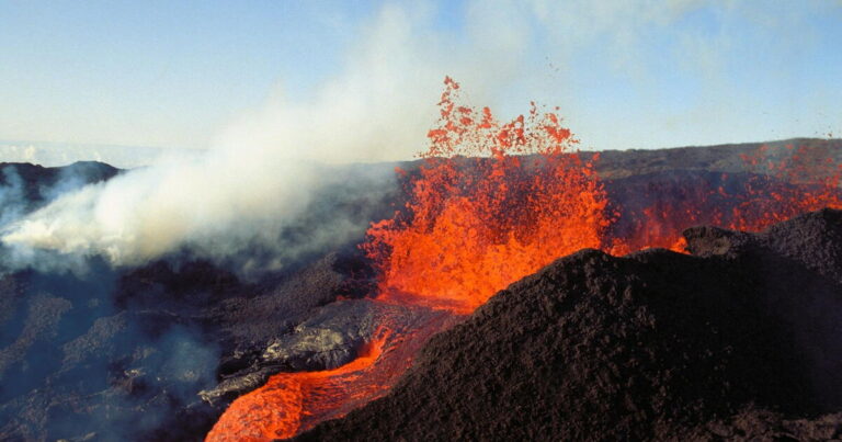 Cómo es y dónde está el volcán submarino que podría erupcionar en cualquier momento