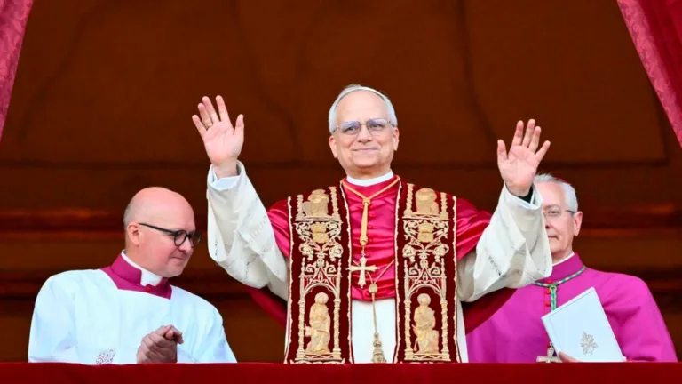 Robert Prevost es elegido Papa y adopta el nombre de León XIV
