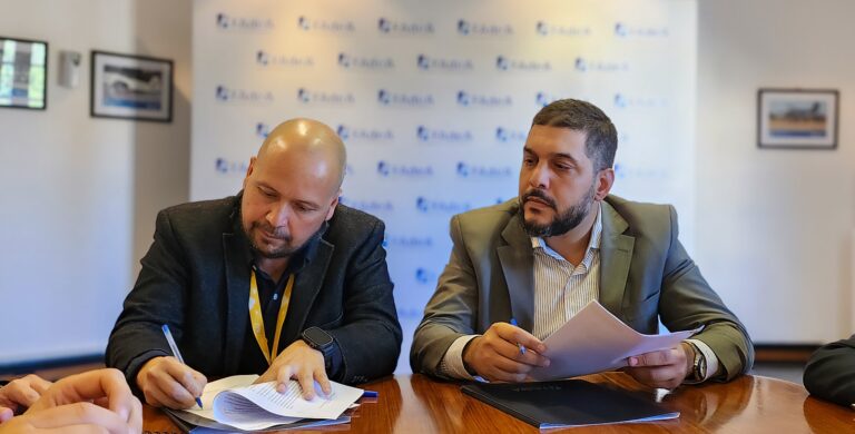 Acuerdo entre la Fábrica Argentina de Aviones y Flybondi: de qué se trata este convenio clave para el sector aeronáutico 