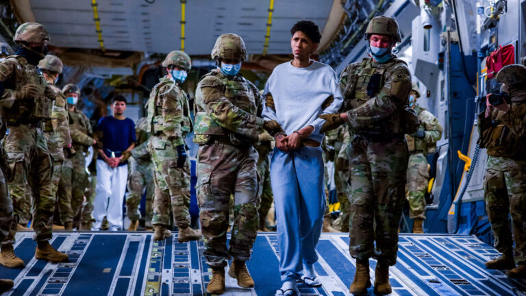 Trump podrá deportar inmigrantes sin restricciones previas, según un fallo de la Corte Suprema