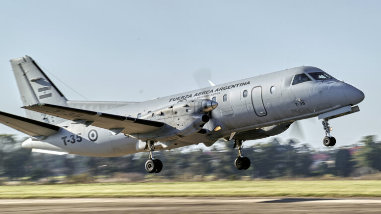 Fuerza Aérea Argentina: así opera LADE, la compañía estatal que vuela hacia donde nadie lo hace