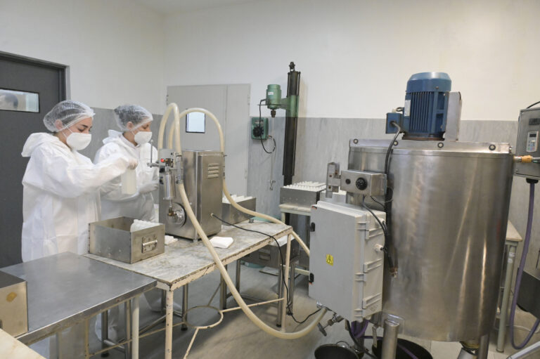 El laboratorio de las Fuerzas Armadas, un proveedor estratégico que avanza con la elaboración de productos 