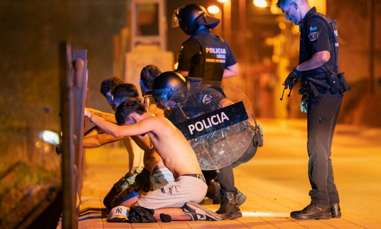 Inmigración en España: la cacería de migrantes que profundiza la grieta política