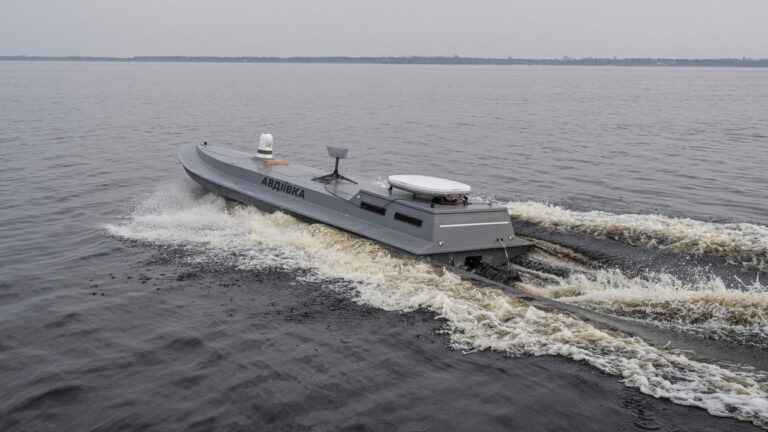 Ucrania: cómo son los drones kamikazes y barcos autónomos que está usando Kiev contra Rusia