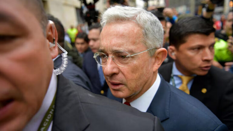 Colombia: Álvaro Uribe fue condenado a 12 años de prisión por ocultar vínculos con el paramilitarismo