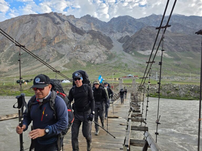 Cumbre en el Himalaya: el Ejército Argentino celebra el hito alcanzado por sus montañistas