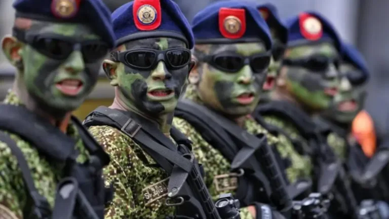 Crece la tensión con Estados Unidos: Colombia desplegó 25.000 soldados en su frontera con Venezuela