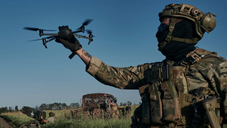 La guerra de los drones: ¿sirve el novedoso casco con antenas que Rusia lanzó para detectar los ataques de Ucrania?