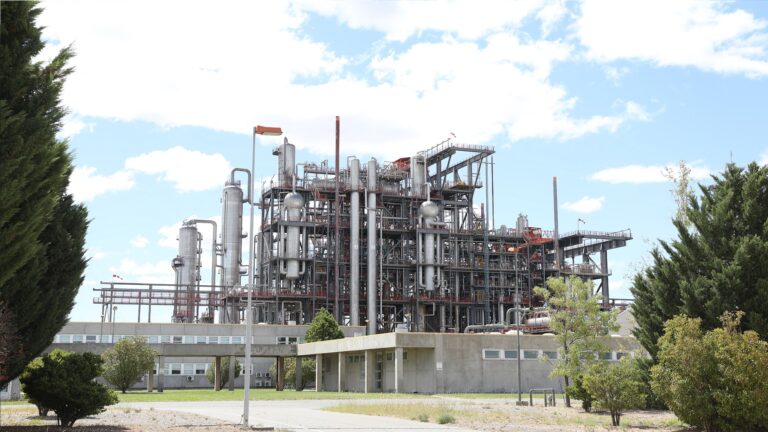 Energía nuclear: CNEA y Neuquén acuerdan reactivar la producción de un insumo clave