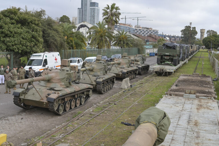 Ejercicio Libertador: cómo se custodian los 80 vehículos militares que se trasladan en tren a Chaco