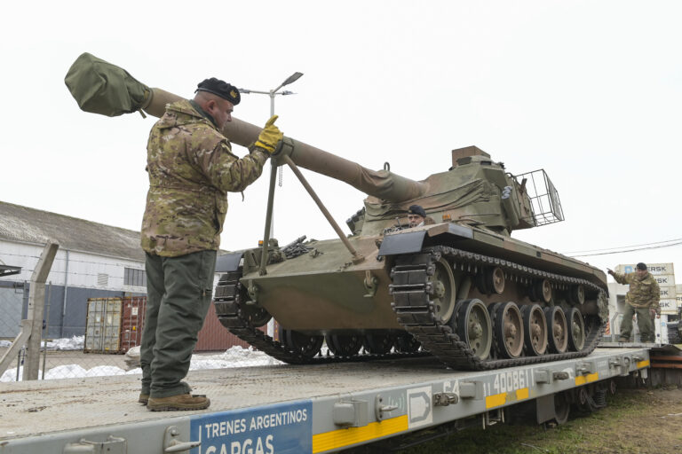 Trenes con tanques y camiones: 45 vagones del Belgrano Cargas parten con el Ejército Argentino 