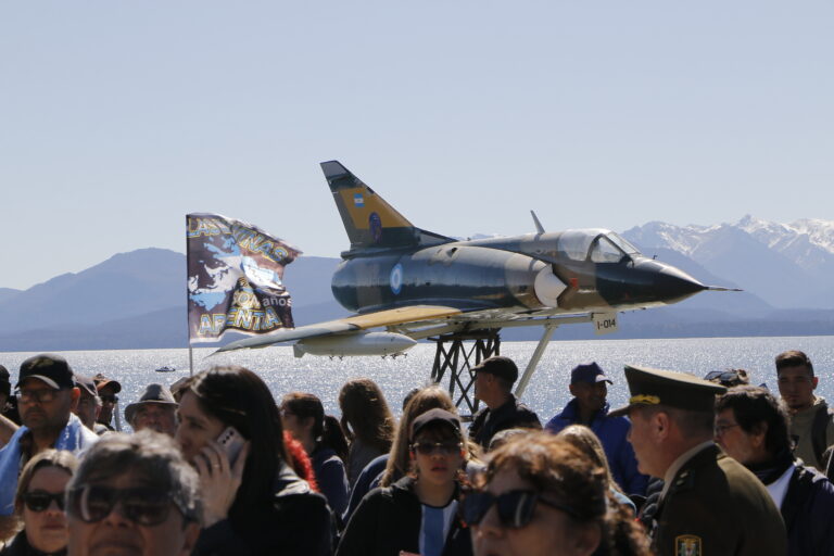 Malvinas: un piloto que se eyectó, otro que golpeó a la logística británica y un homenaje en Bariloche