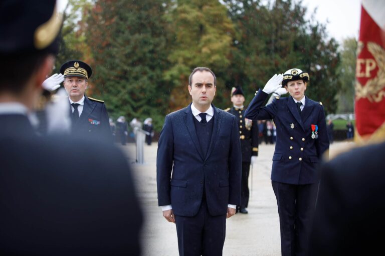Sébastien Lecornu: cómo pasó de poner a punto las Fuerzas Armadas de Francia a dirigir la política nacional 